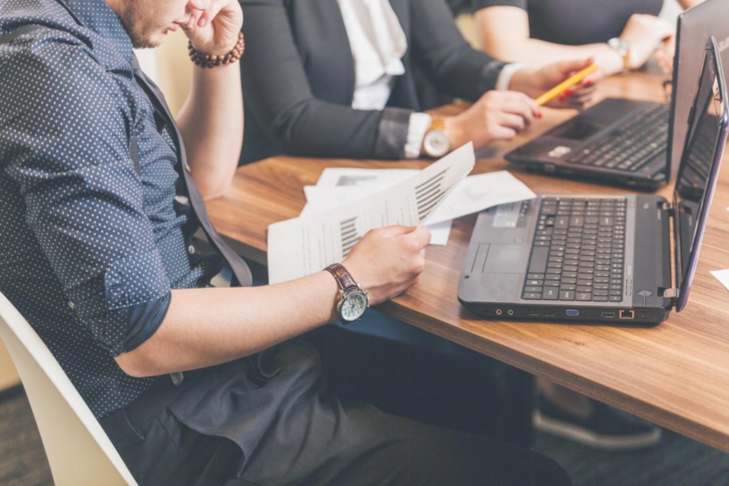 Modernes Büro mit Finanzunterlagen und digitalen Arbeitsplätzen